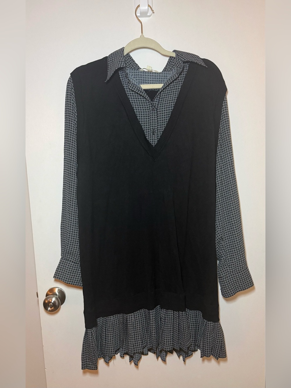 Max Studio Black/White Geometric V-Neck Knit Ruffle Hem Pullover Sweater L